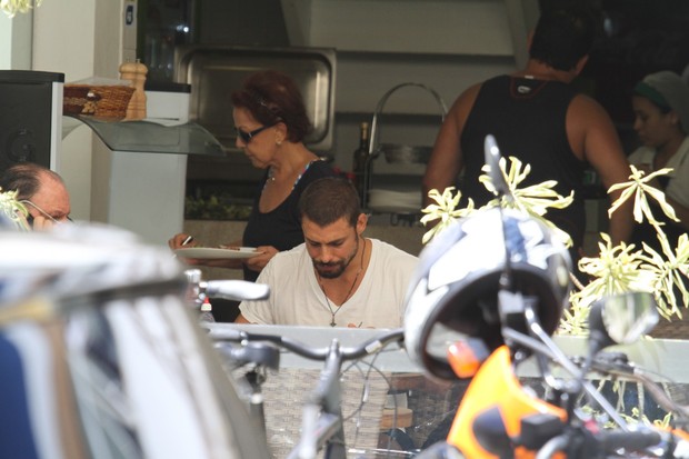 Cauã Reymond em restaurante na Barra da Tijuca, RJ (Foto: Dilson Silva / Agnews)