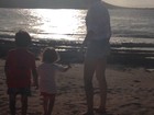Carol Celico curte dia na praia com filhos e mostra registro