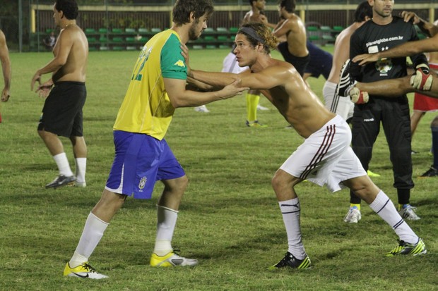 Galera jovem jogando bola em Érico Cardoso