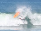 Ops! Vladimir Brichta surfa em praia no Rio e cai da prancha