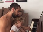 Rafael Cardoso toca piano com a filha: 'Amor do pai' 