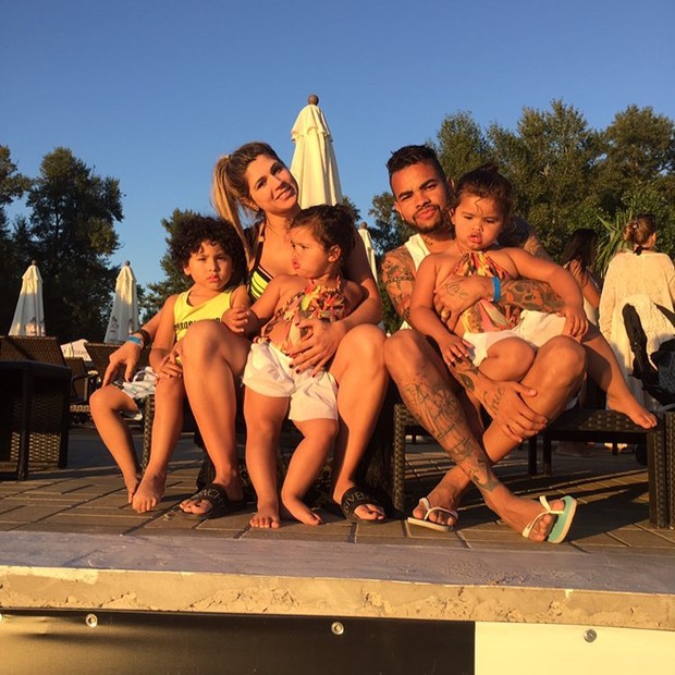Dentinho e Dani Souza com os filhos (Foto: Instagram / Reprodução)