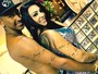 Jenny Miranda e Artur Jesus fazem tatuagem para selar namoro