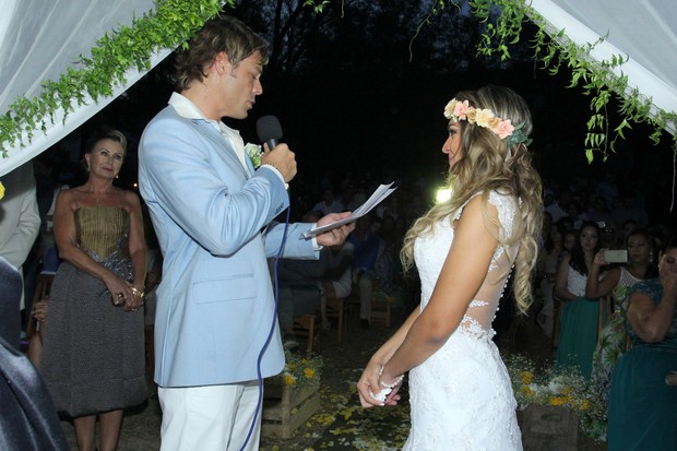 Theo Becker e Raphaela Lamim se casam em praia do Rio de Janeiro (Foto: Alex Palarea/Agnews)