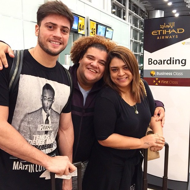 Rodrigo Godoy e Preta Gil com Gominho em aeroporto em São Paulo (Foto: Instagram/ Reprodução)