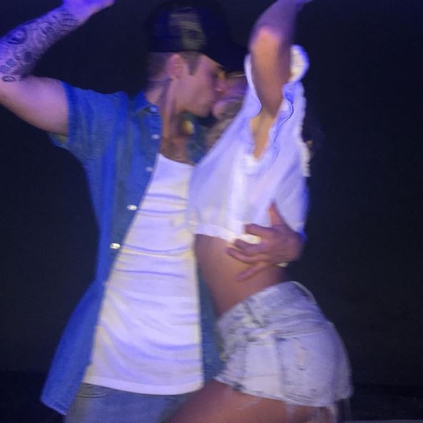 Justin Bieber beija Hailey Baldwin (Foto: Reprodução/Instagram)