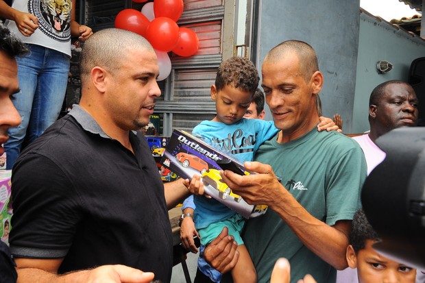 Ronaldo distribui presentes de Natal para as crianças (Foto: Marcelo Dutra / FotoRioNews)