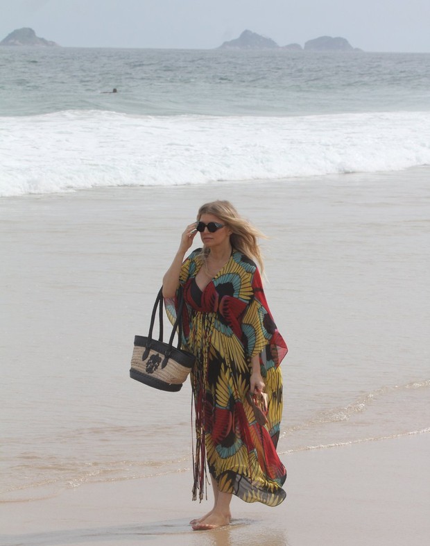 Fergie na praia de Ipanema (Foto: Delson Silva e André Freitas / AgNews)