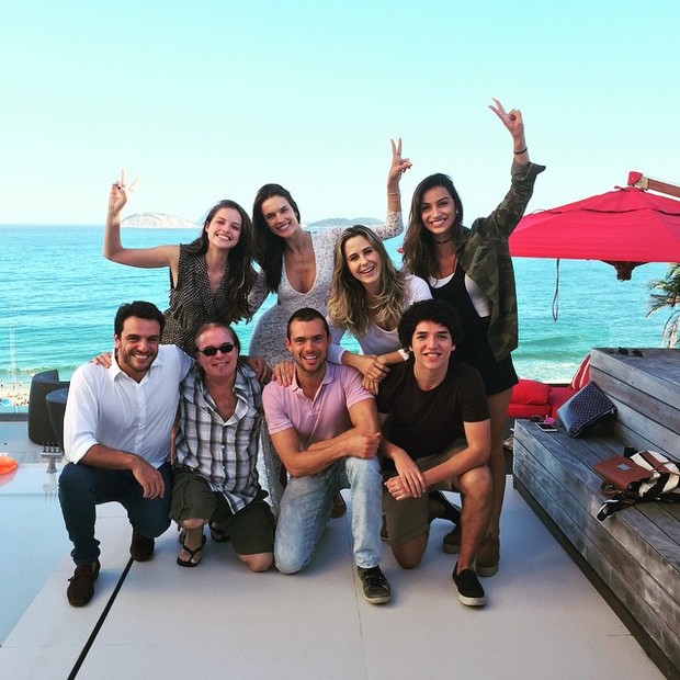 Alessandra Ambrosio posa com elenco de Verdades Secretas (Foto: Instagram / Reprodução)