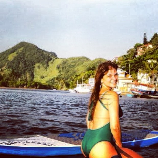 Cristiana Oliveira pratica stand up paddle (Foto: Instagram/ Reprodução)