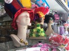 Saara adapta preços de fantasias para atrair clientes no carnaval da crise 
