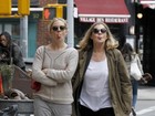 Sienna Miller e mãe mostram a língua durante passeio