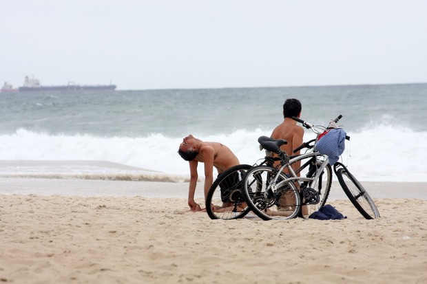 Ângelo Antônio se alongando na praia (Foto: JC Pereira/Foto Rio News)