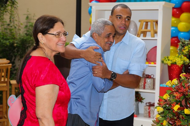 Denilson com os sogros Sr Francisco e Dona Helena (Foto: Manuela Scarpa/Photo Rio News)