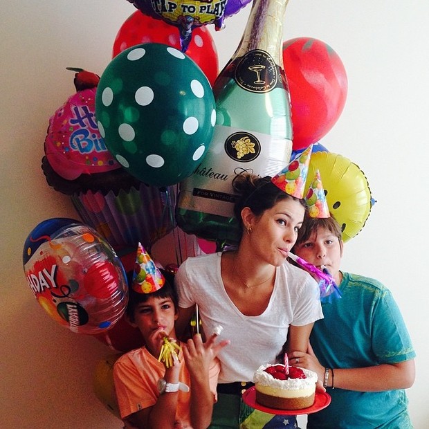 Isabeli Fontana com os filhos, Lucas e Zion (Foto: Reprodução/Instagram)