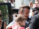 David e Victoria e Beckham levam os filhos à Torre Eiffel