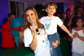 Claudia Leitte com o filho Davi no Recicla Kids, em São Paulo (Foto: Iwi Onodera/ EGO)
