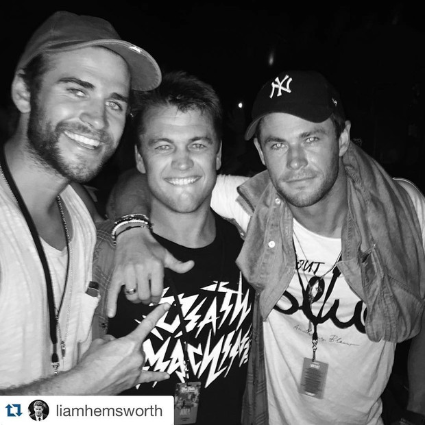 EGO - Chris Hemsworth posa com os irmãos em tapete vermelho