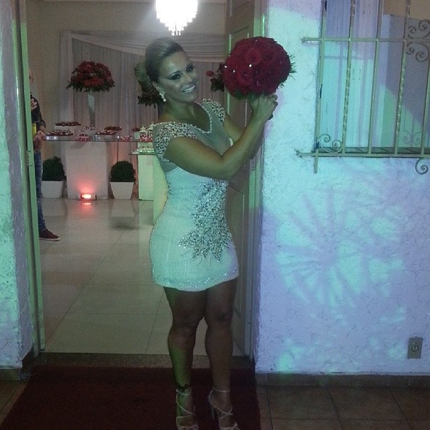 Viviane Araújo pega buquê em festa de casamento (Foto: Instagram)