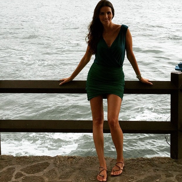 Lisandra Souto posa usando vestido curtinho (Foto: Instagram/ Reprodução)