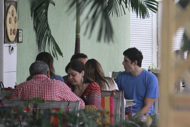 Reynaldo Gianecchini almoça com amigos no RJ (Foto: Dilson Silva / Agnews)