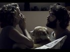 Bruno Gagliasso e Leandra Leal imitam cachorro e se beijam em cena