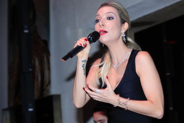 Luiza Possi faz pocket show em evento da Swarovski (Foto: Fabio Zanzeri)