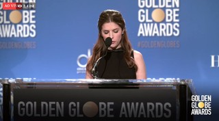 Anna Kendrick lê os indicados ao Golden Globe (Foto: Reprodução)