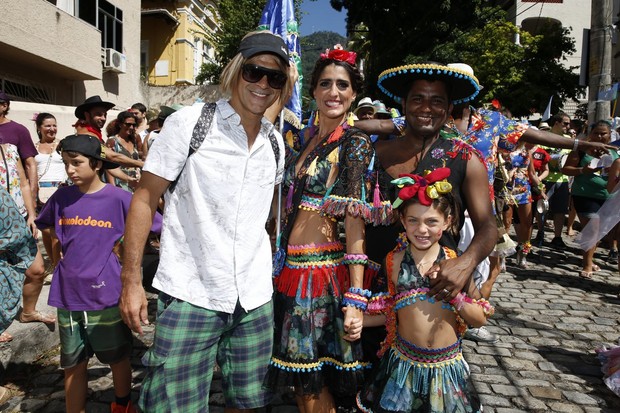 Cynthia Howlett, filha e Eduardo Moscovis no desfile do bloco Suvaco do Cristo (Foto: Felipe Panfili/AgNews)