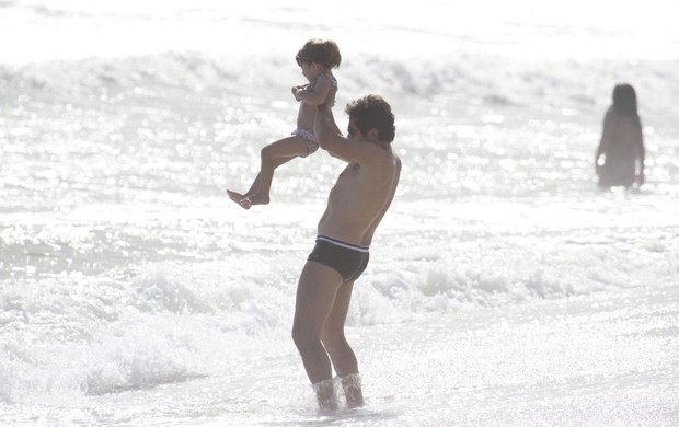 Daniel com a filha na praia da Barra (Foto: Dilson Silva / AgNews)