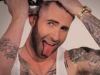 Adam Levine, do Maroon 5, raspa a cabeça para ensaio