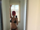 Kourtney Kardashian mostra o corpo em forma em selfie no espelho