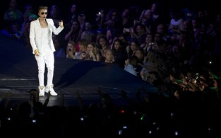 Justin Bieber faz show na arena O2, em Londres (Foto: AFP)