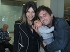 Hudson conhece o filho recém-nascido em aeroporto de São Paulo