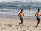 Di Ferrero se exercita na praia da Barra da Tijuca, no Rio