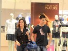 Fátima Bernardes faz compras com filho em shopping do Rio