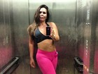 Cristina Mortágua posta foto com barriguinha de fora no elevador