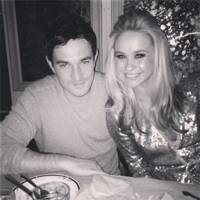 Becca Tobin e o namorado Matt Bendik (Foto: Instagram/Reprodução)