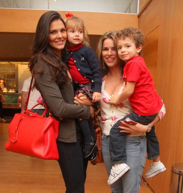 Daniella e Viviane Sarahyba levam filhos ao teatro (Foto: Daniel Delmiro / AgNews)