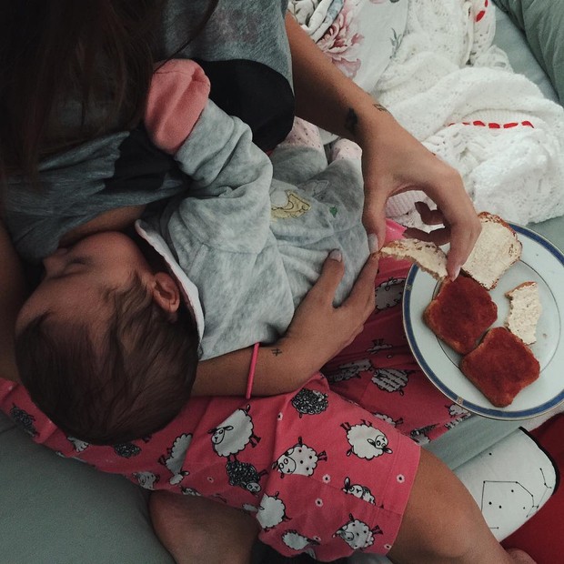 Rubia Baricelli posta foto amamentando a filha (Foto: Reprodução / Instagram)