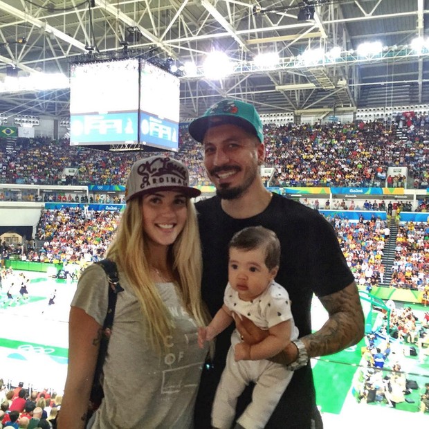Aline Gotschalg e Fernando Medeiros levam o filho a jogo de basquete (Foto: Reprodução/Instagram)