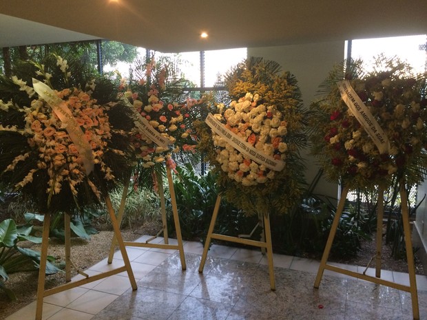 Coroa de flores no velório de Susana Moraes (Foto: Ego)