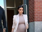 Kim Kardashian, grávida, usa vestido justíssimo em evento em Nova York