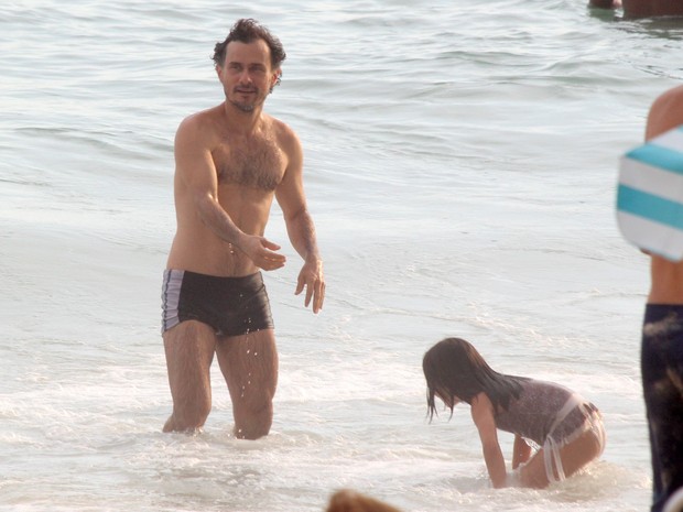 Enrique Díaz com a filha em praia na Zona Sul do Rio (Foto: J. Humberto/ Ag. News)
