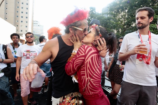 Alexandre Nero e a mulher beijam muito em bloco em São Paulo (Foto: Rafael Cusato/EGO)