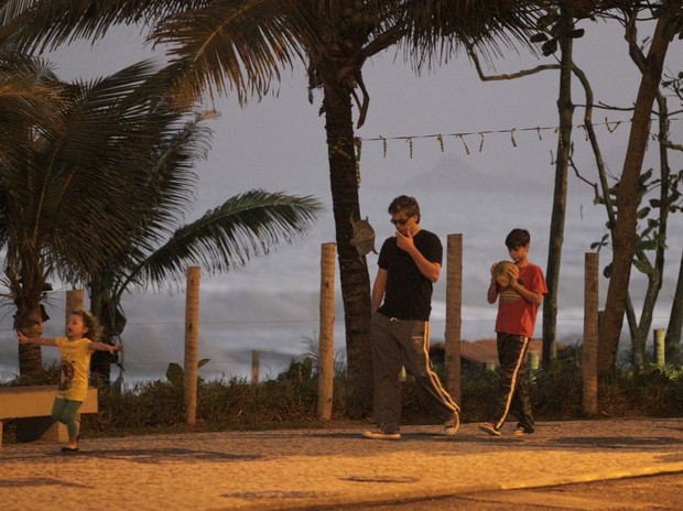 Fábio Assunção com o filho (Foto: Delson Silva / AgNews)