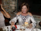 Zilu Godoi comemora aniversário ao lado de Marlene Mattos e amigas