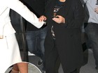 Grávida, Kim Kardashian se rende e troca salto por sapatilha
