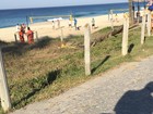 Rodrigão leva o filho para passear pela orla da praia