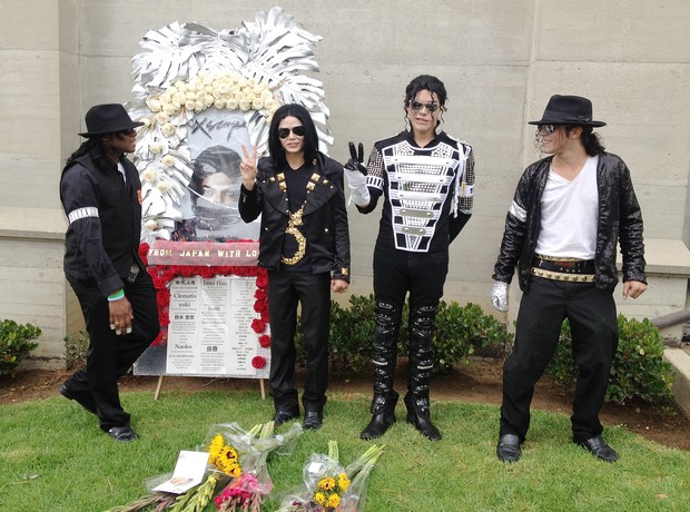 Fãs fazem homenagens a Michael Jackson  (Foto: AFP)